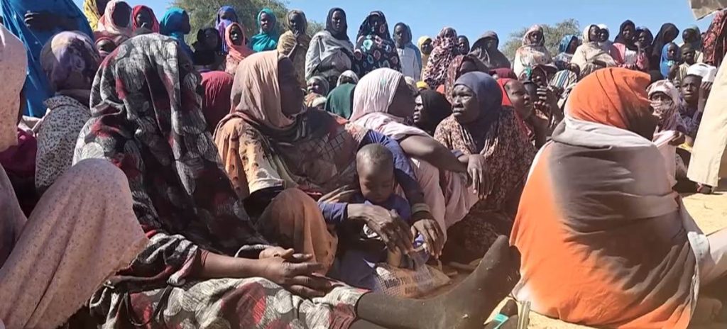 Displaced Sudanese people wait to receive food from WFP. (WFP)
