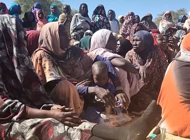 Displaced Sudanese people wait to receive food from WFP. (WFP)